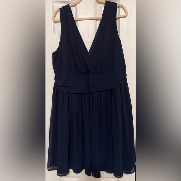 CHARLOTTE RUSSE V-NECK DRESS. SIZE: 2X BUST:23” WAIST:40” NAVY BLUE WITH LINING. - Picture 4 of 12
